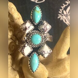 Beautiful Kingman and Wild Horse Cluster Ring
Size 7 1/2
.925 Sterling Silver